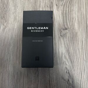 Givenchy Gentleman Eau de Parfum - Elegant Black